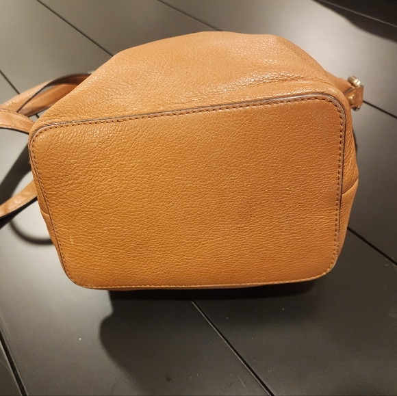 Michael Kors Lupita Medium Messenger bag in brown pebbled leather. - Picture 7 of 11